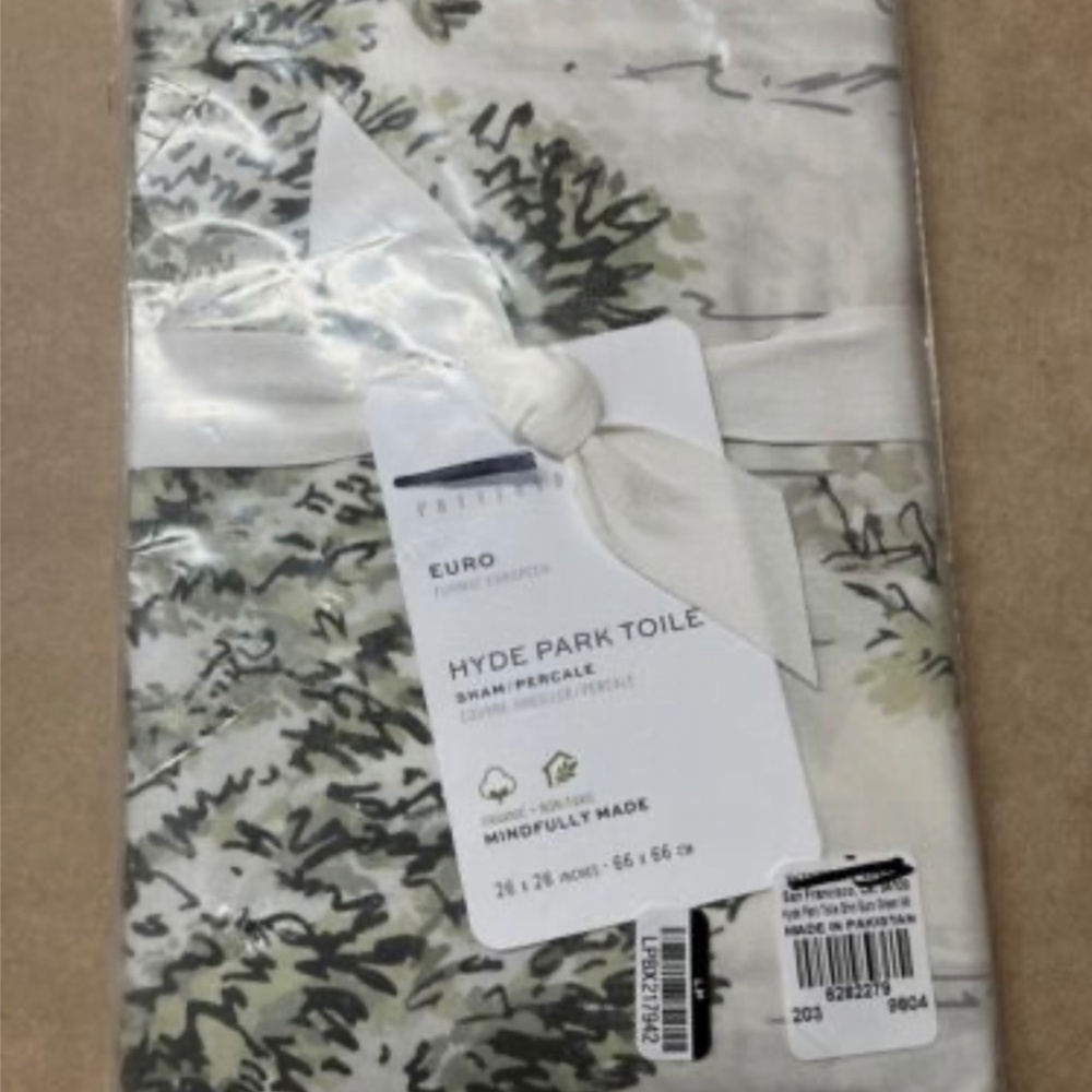 TWO POTTERYBARN TOILE (HYDE PARK) EURO SHAMS
